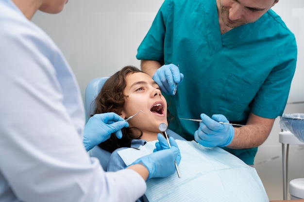 Bezpłatne zdjęcie zbliżenie na chłopca u dentysty