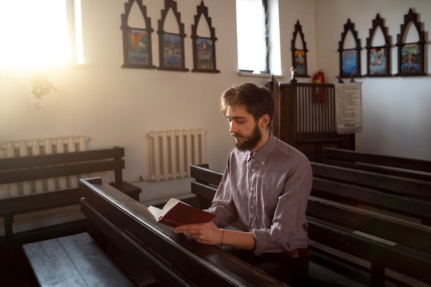 Bezpłatne zdjęcie zbliżenie na czytanie biblii przez księdza