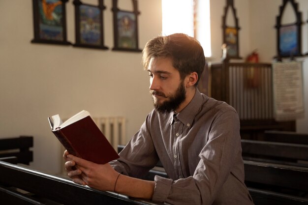 Zbliżenie na czytanie Biblii przez księdza