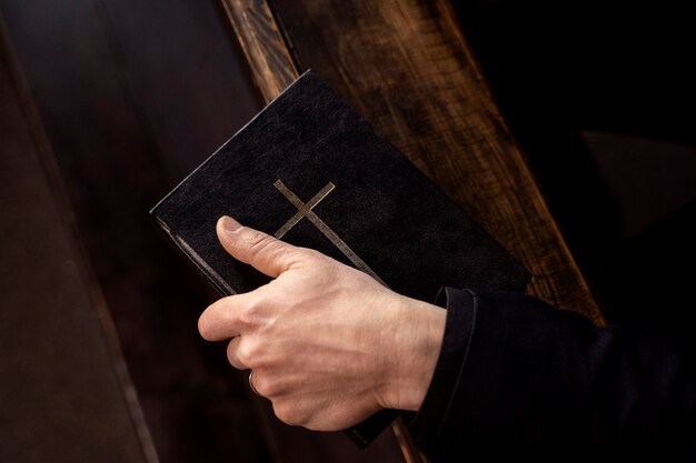 Zbliżenie na czytanie Biblii przez księdza
