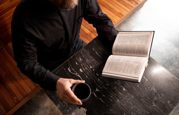 Zbliżenie na czytanie Biblii przez księdza
