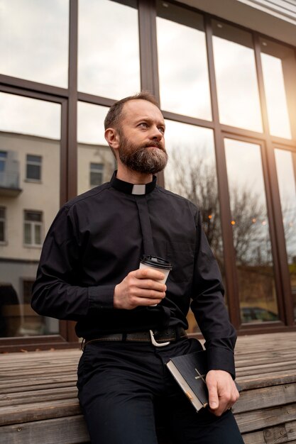 Zbliżenie na czytanie Biblii przez księdza