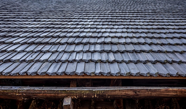 Bezpłatne zdjęcie zbliżenie na dach domu z drewnianych płytek