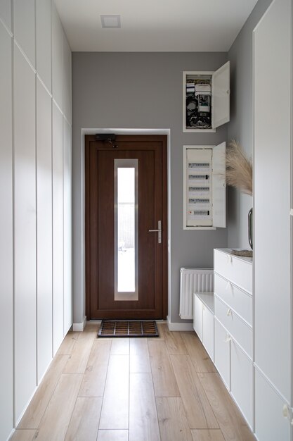 Zbliżenie na drewniane drzwi na korytarzu w stylu minimalizmu.