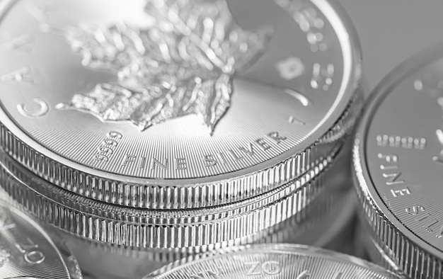 Zbliżenie na drobne srebrne monety z liści klonu z Królewskiej Mennicy Kanadyjskiej