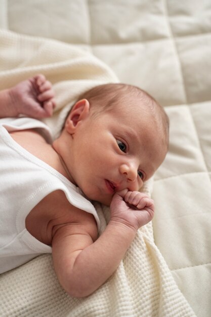 Zbliżenie na dziecko odpoczywające po karmieniu piersią