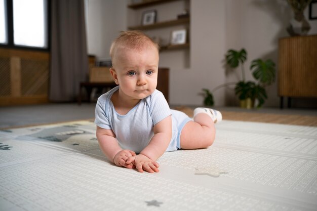 Zbliżenie na dziecko raczkujące i uczące się chodzić