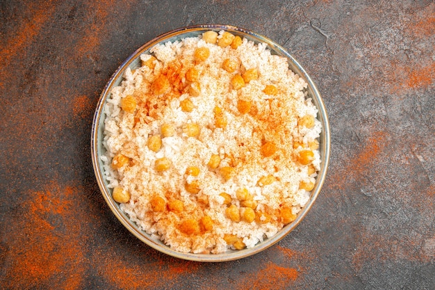 Zbliżenie na gotowany na parze ryż na talerzu