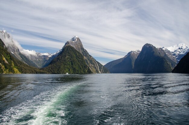 Zbliżenie na jezioro i góry w Milford Sound, Nowa Zelandia