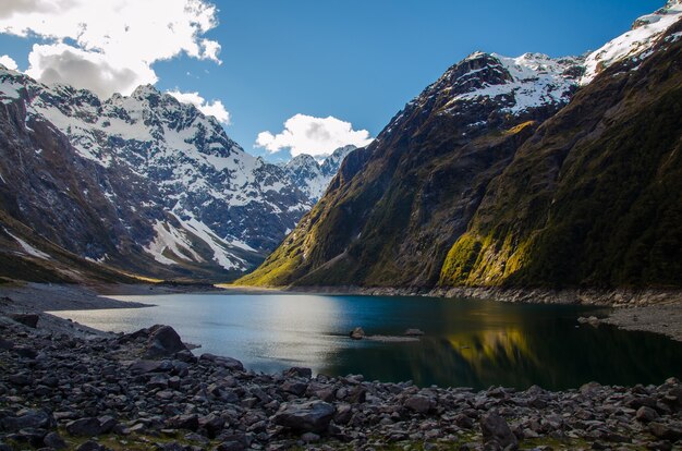 Zbliżenie na jezioro Marian i góry w Nowej Zelandii