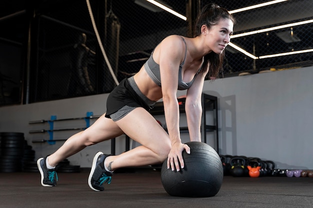 Zbliżenie na kobietę wykonującą trening crossfit