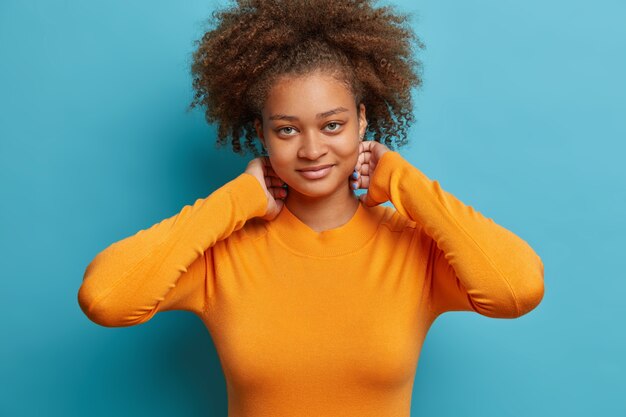 Zbliżenie na kobietę z czesanymi naturalnymi włosami Afro na białym tle