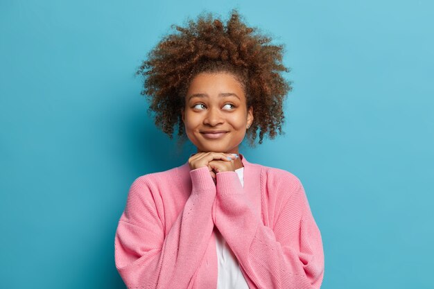 Zbliżenie na kobietę z czesanymi naturalnymi włosami Afro na białym tle