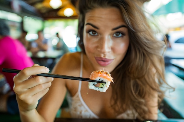 Bezpłatne zdjęcie zbliżenie na ludzi jedzących sushi