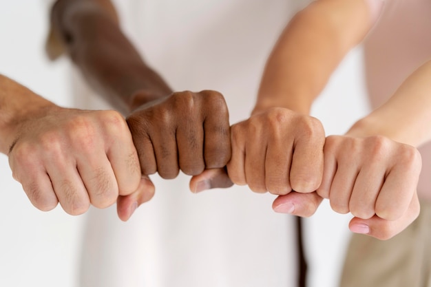 Bezpłatne zdjęcie zbliżenie na ludzi łączących się przez ręce