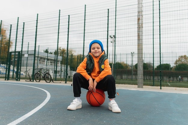 Zbliżenie na małego chłopca grającego w koszykówkę