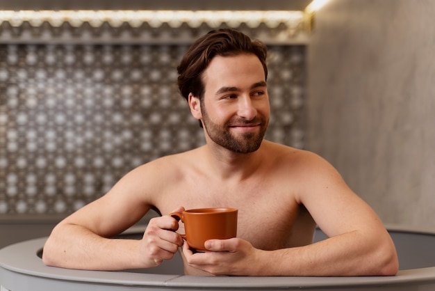 Bezpłatne zdjęcie zbliżenie na mężczyznę odpoczywającego w saunie