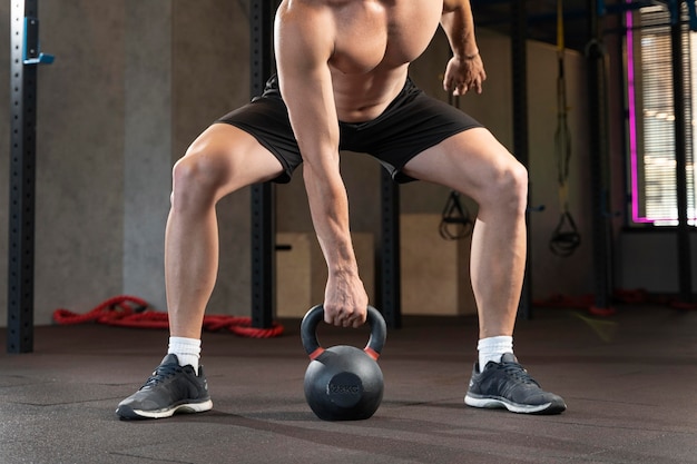 Bezpłatne zdjęcie zbliżenie na mężczyznę wykonującego trening crossfit