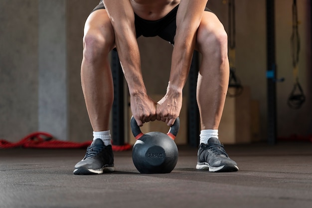 Zbliżenie na mężczyznę wykonującego trening crossfit