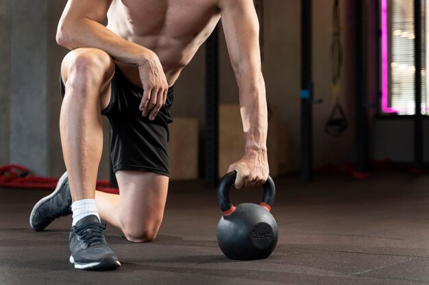 Zbliżenie na mężczyznę wykonującego trening crossfit