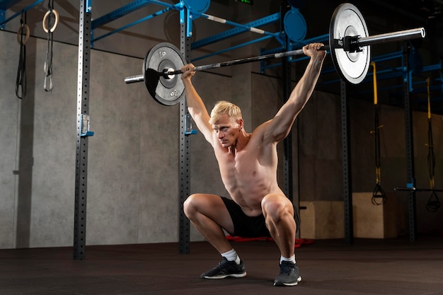 Zbliżenie na mężczyznę wykonującego trening crossfit