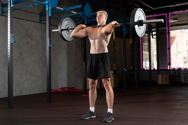 Bezpłatne zdjęcie zbliżenie na mężczyznę wykonującego trening crossfit