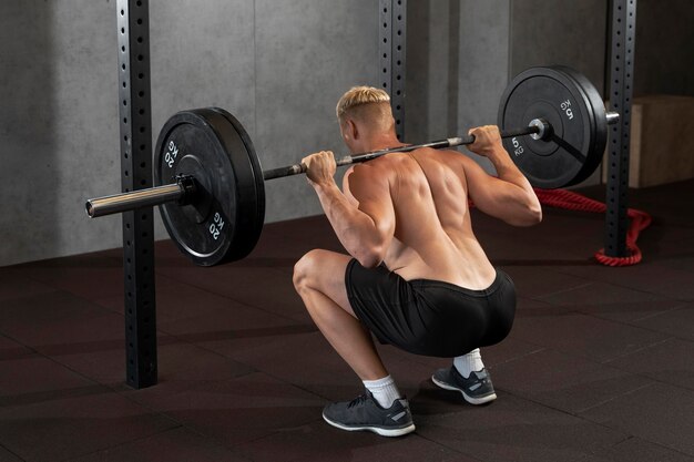 Zbliżenie na mężczyznę wykonującego trening crossfit