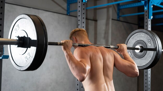 Zbliżenie na mężczyznę wykonującego trening crossfit