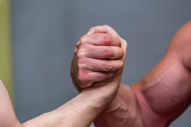 Zbliżenie na mięśnie silnego mężczyzny podczas siłowania się na rękę