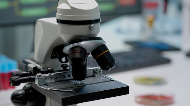 Zbliżenie na mikroskop ze szklaną soczewką na biurku laboratoryjnym