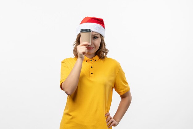 Zbliżenie na młodą ładną kobietę noszącą świąteczny kapelusz na białym tle