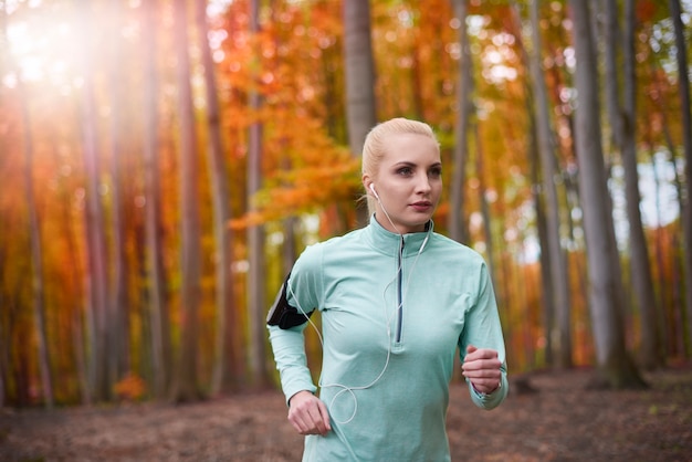 Zbliżenie na młodą piękną kobietę joggingu