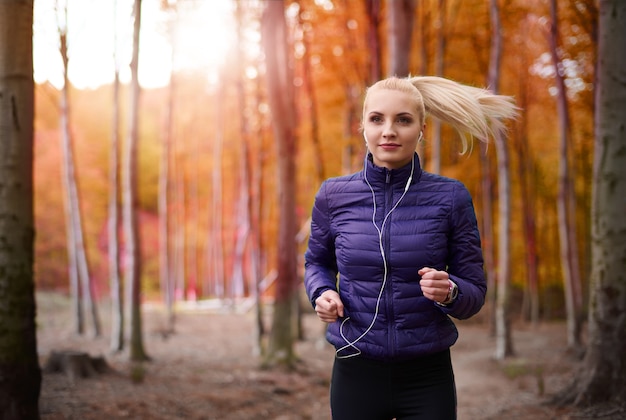 Zbliżenie na młodą piękną kobietę joggingu