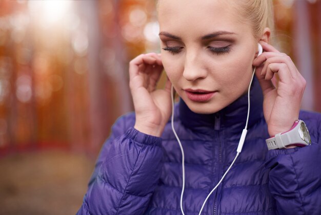 Bezpłatne zdjęcie zbliżenie na młodą piękną kobietę joggingu