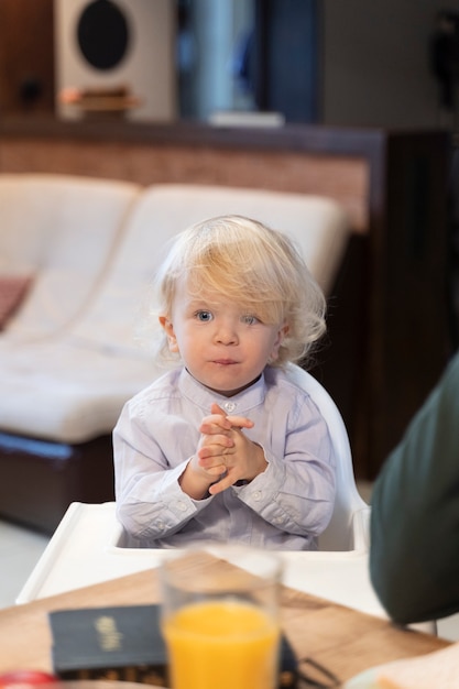 Zbliżenie na modlitwę dziecka
