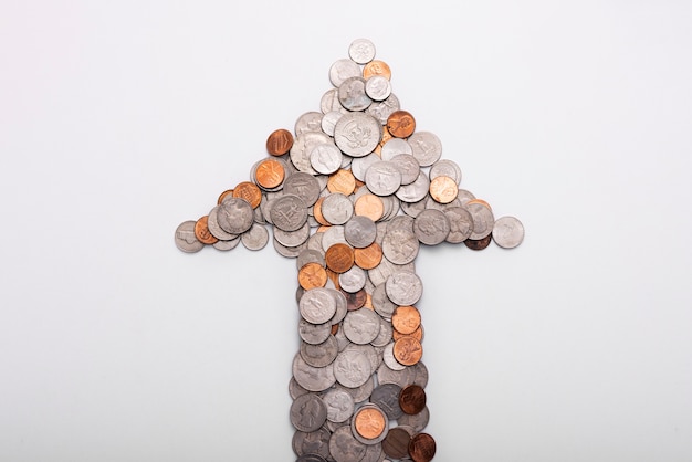 Bezpłatne zdjęcie zbliżenie na monety w kształcie strzałki