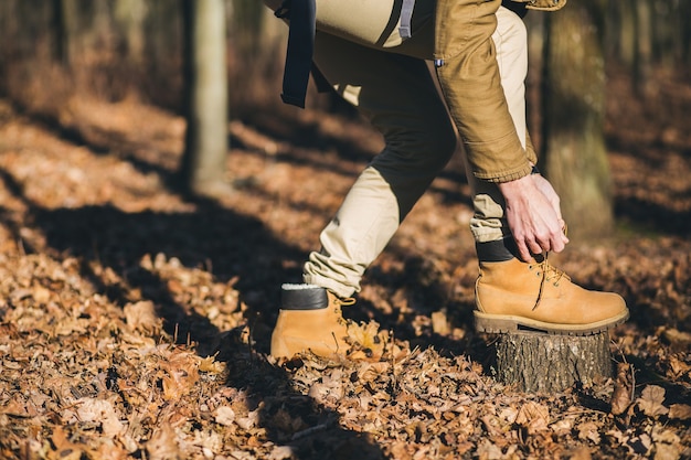 Zbliżenie Na Nogi W Butach śledzących Hipstera Podróżującego W Jesiennym Lesie