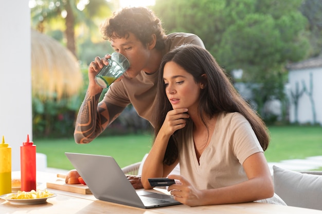 Zbliżenie Na Osobę Robiącą Zakupy Online