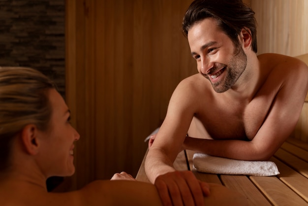 Bezpłatne zdjęcie zbliżenie na parę relaksującą się w saunie
