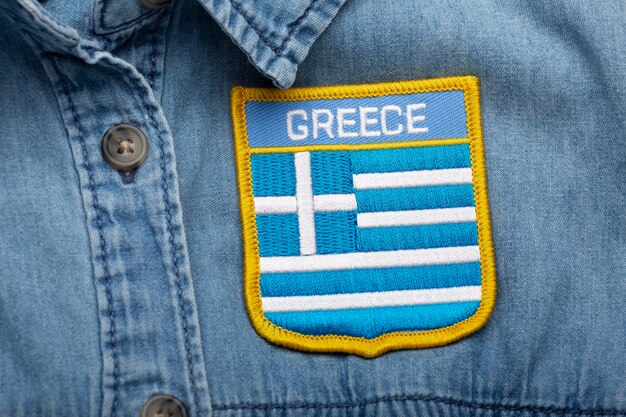 Zbliżenie na piękną szpilkę do haftu z flagą grecji