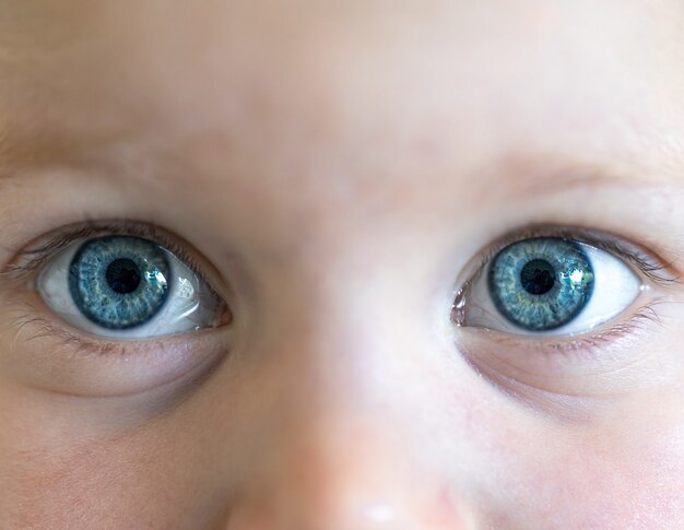 Zbliżenie na piękne niebieskie oczy dziecka.
