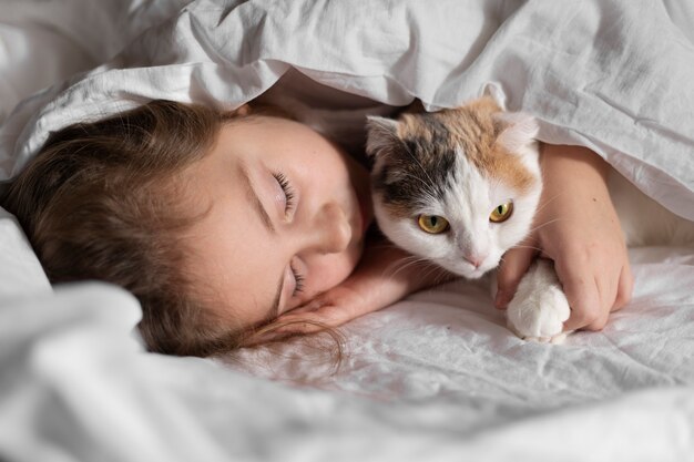 Zbliżenie na pięknego kota z małą dziewczynką