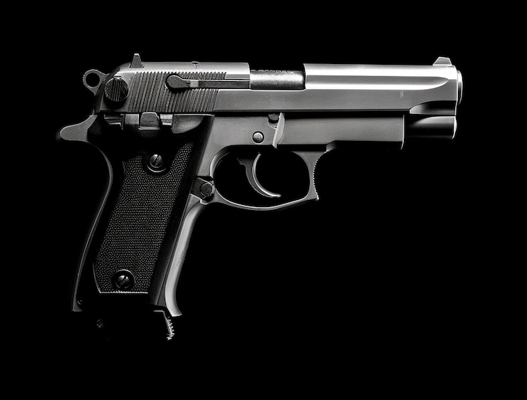 Bezpłatny plik Zdjęcie zbliżenie na pistolet na czarnym tle