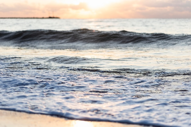 Zbliżenie na plaży fale na zewnątrz