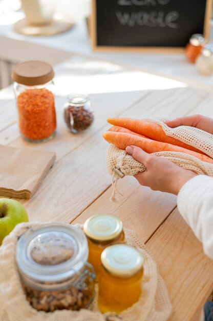 Zbliżenie na pojemniki na żywność zero waste