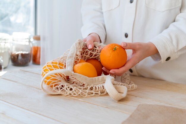 Zbliżenie na pojemniki na żywność zero waste