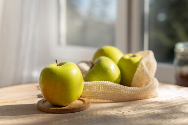 Zbliżenie na pojemniki na żywność zero waste