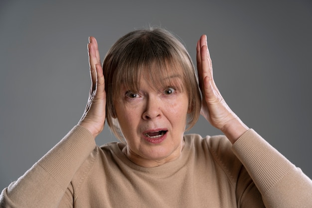 Bezpłatne zdjęcie zbliżenie na portret starej osoby