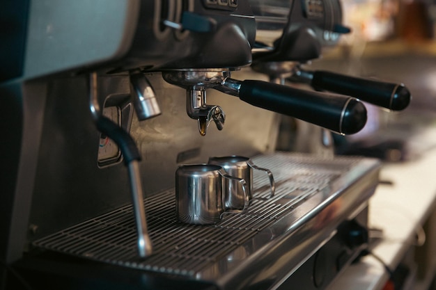 Zbliżenie na proces robienia espresso w profesjonalnym ekspresie do kawy