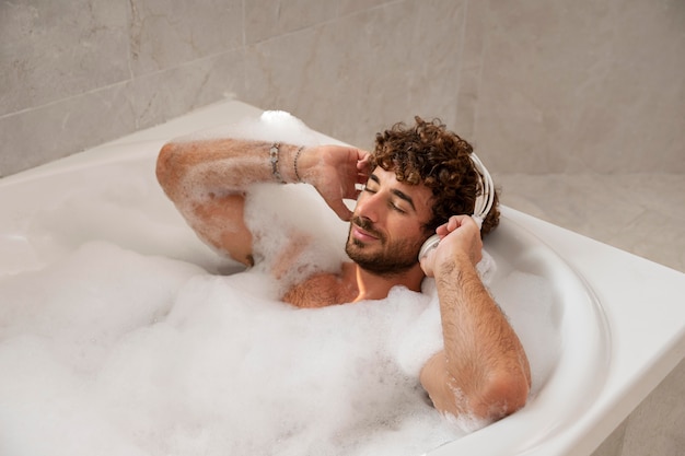 Zbliżenie na przystojnego mężczyznę biorącego kąpiel